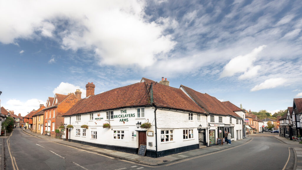(c) Christopher Ison Photography – ISON_201007_Midhurst_BArms_547590-2 a view of North Street and Woll lane with view of The Bricklayers Arms pub in West Street, Midhurst, West Sussex.