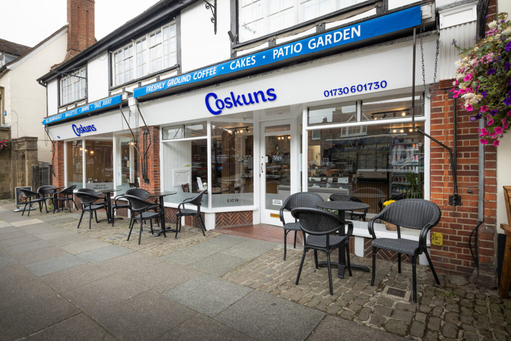 (c) Christopher Ison Photography – ISON_240819_TT_Coskuns_1183 The exterior of Coskuns cafe on North Street in Midhurst, West Sussex as seen from the pavement.